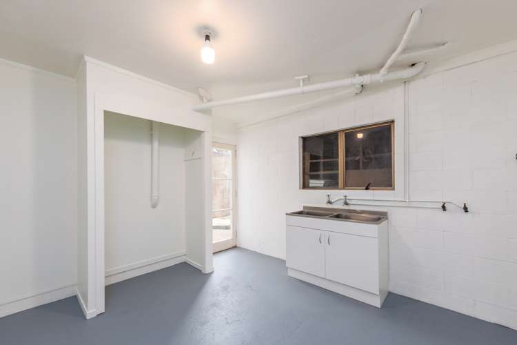 17 Piccadilly Circus Snells Beach_17