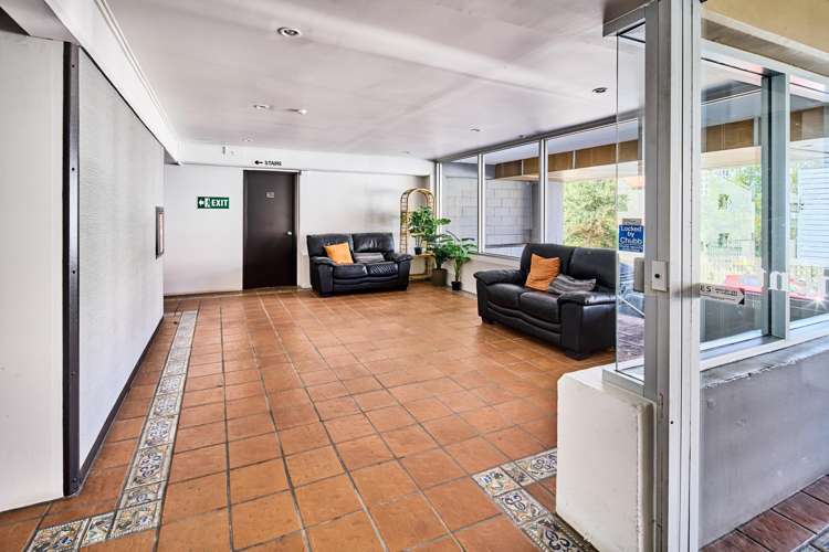 54UG1 Hill Street Thorndon_1