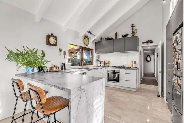 Views, Privacy, Luxury Family Lifestyle!