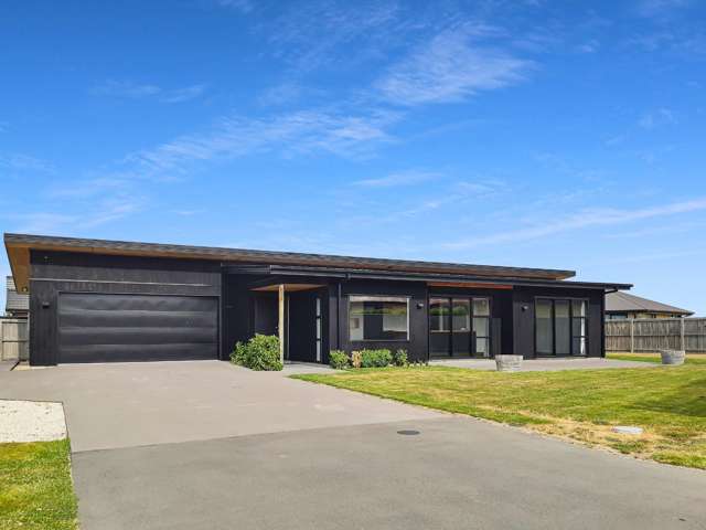 Modern Three Bedroom Home In Amberley