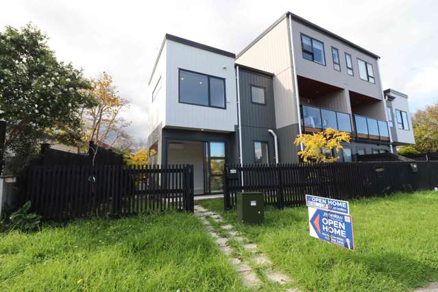 CORNER 3-Bed, 2-Living Room Townhouse