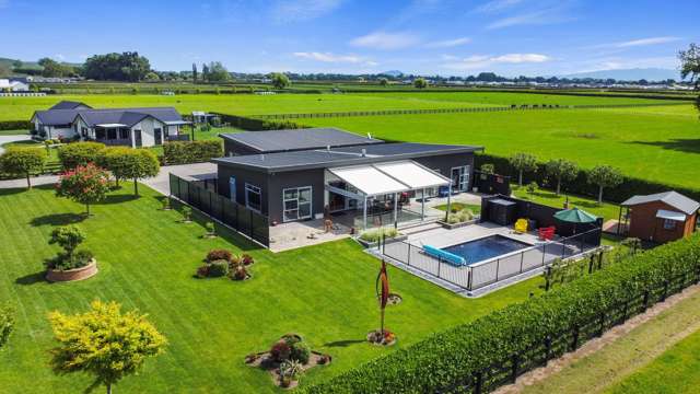 Lifestyle just minutes from town, space & pool!