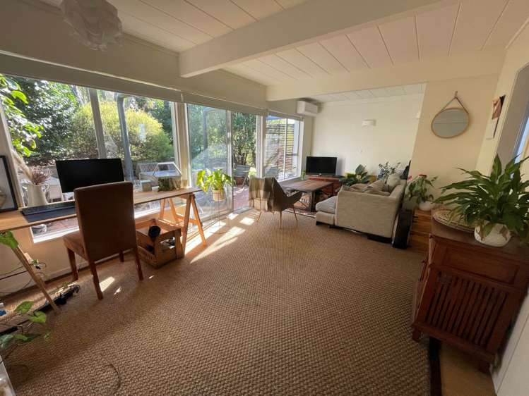 10/18 Parr Terrace Castor Bay_3