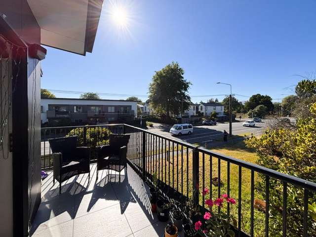 Two Bedroom Townhouse Close To The City!