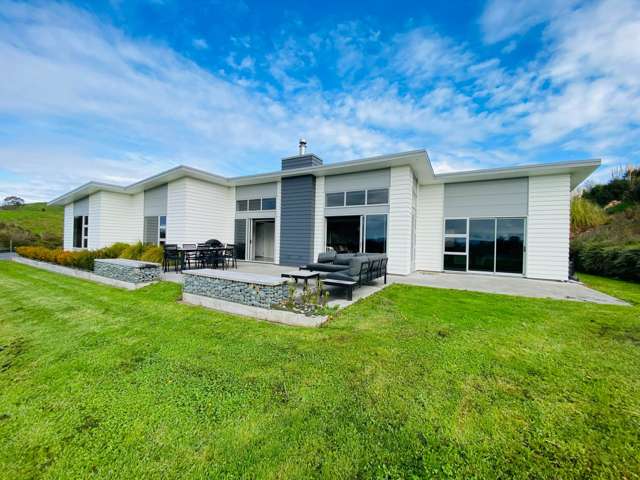 Modern & Spacious Family Home on 1.6 Acres