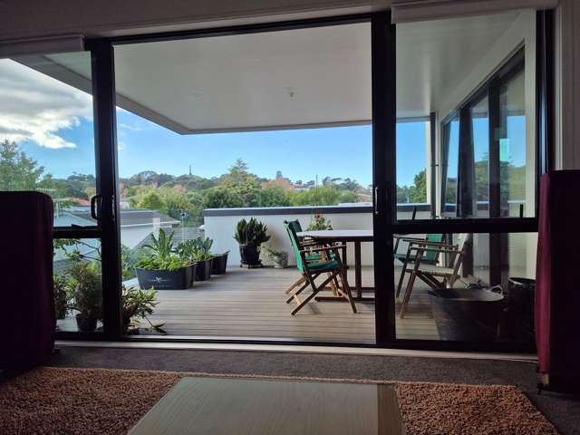 Modern Furnished 3-Bedroom Apartment in Royal Oak