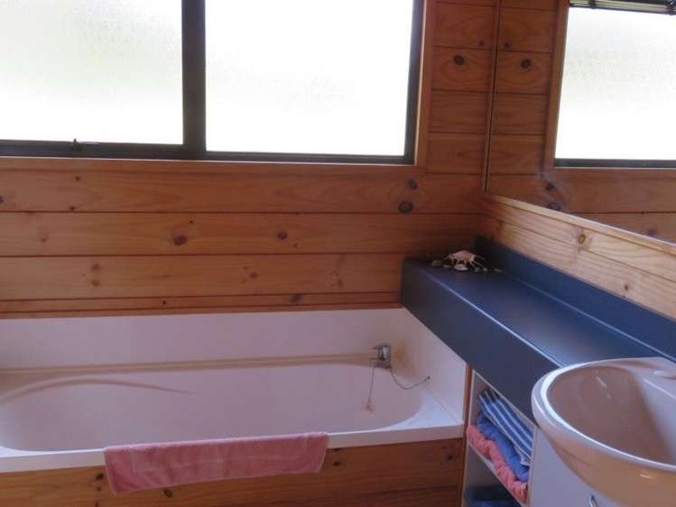 136 Oratia Place Onemana_13