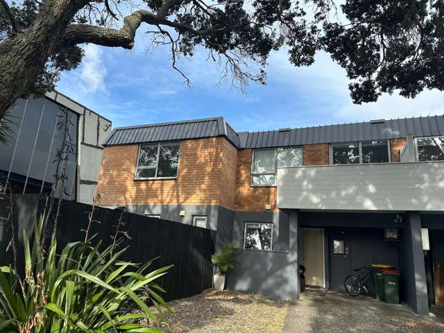 Studio for Rent – Great Location in Browns Bay