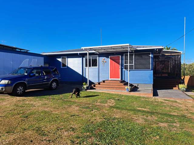 Spacious Family Home with Large Entertaining Decks & Fully Fenced Section