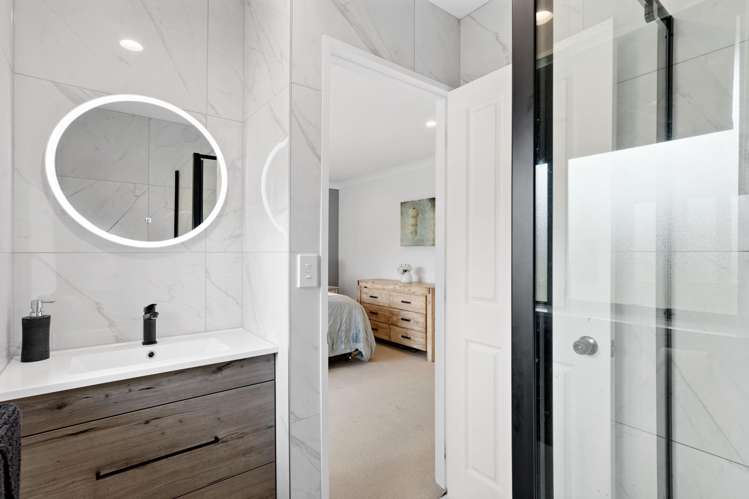 5 Bernie Edwards Place Botany Downs_15