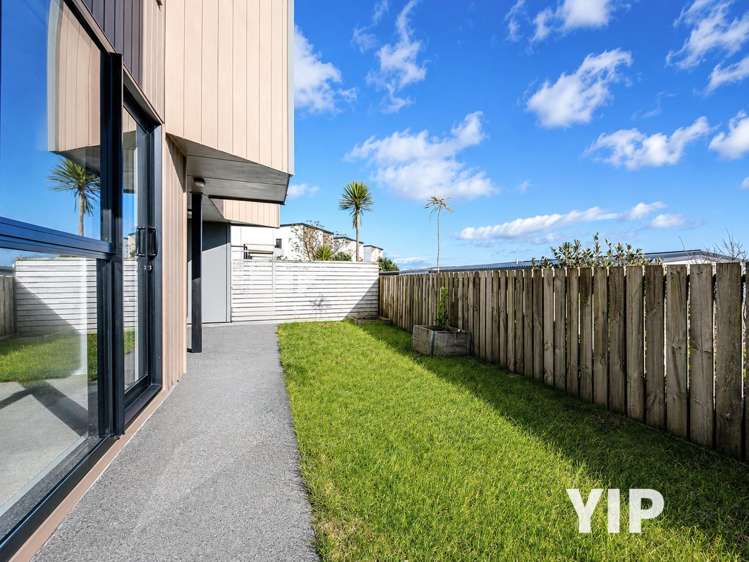 28 Red Beech Avenue Woodridge_13