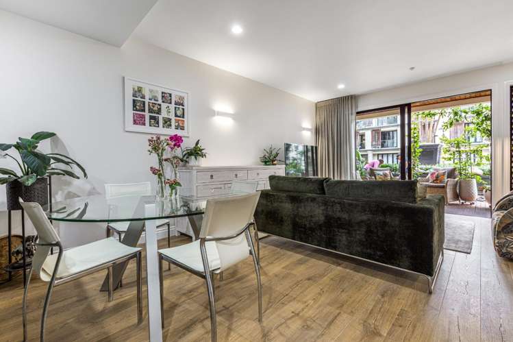 GC/20 Pakenham Street East  (with 2 carparks) 10015_2