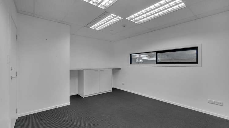 3 and 4/18 Taurus Place Bromley_10