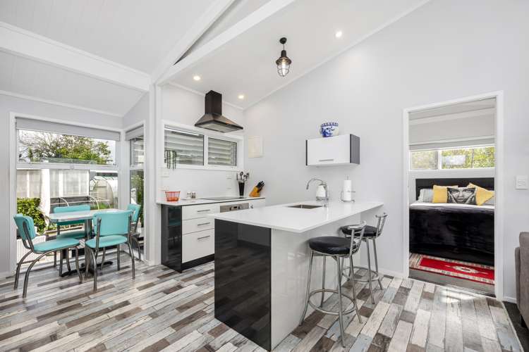 11 Piccadilly Circus Snells Beach_11