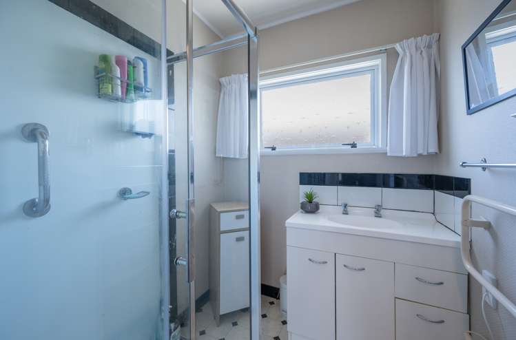 2/7 Dryden Street Stoke_8