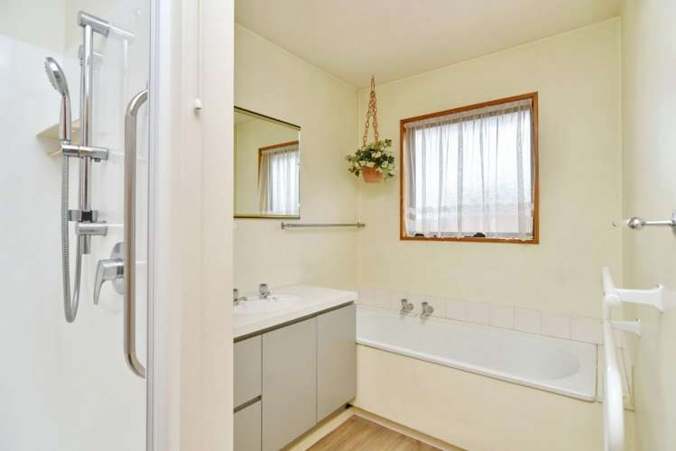 1/49A Regency Crescent Redwood_14