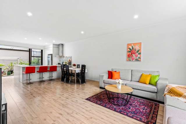 Modern 3BR Townhouse | Walk to Train, Bus & Shops