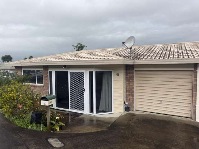 Tidy 2 bedroom unit with a Garage in the Heart of Orewa