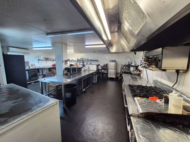 HIGH TRAFFIC LOCATION  FULLY FITTED KITCHEN ...