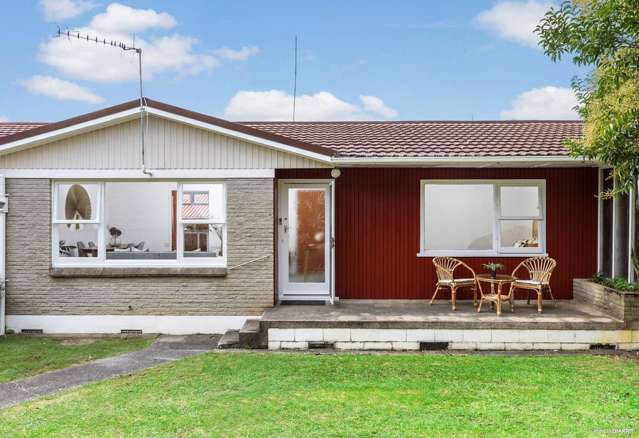 Modern kitchen, easy access to highway