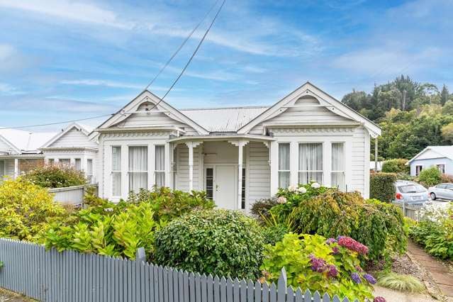 Timeless villa on a prime corner site