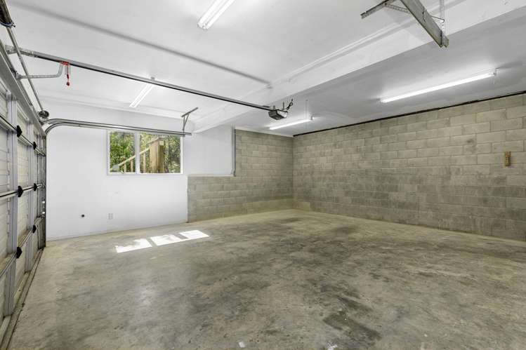 233A Whites Line East Waiwhetu_26