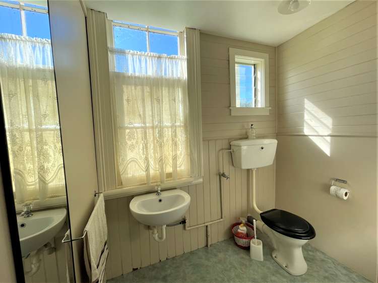 35 Main Road Owaka_14