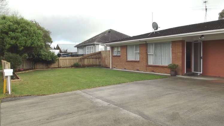 2/35 Beach Road Pahurehure_0