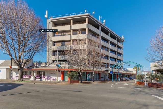 Bright, Central, Scenic: Your Dream Office Awaits