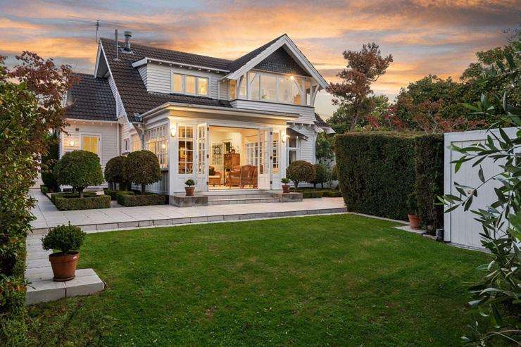 Buyers calling from Helsinki turn auction into an episode of the Twilight Zone