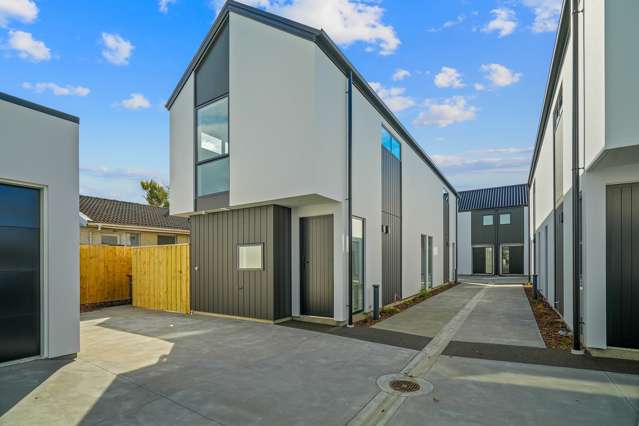 BRAND NEW TOWNHOUSE WITH CARPARK!