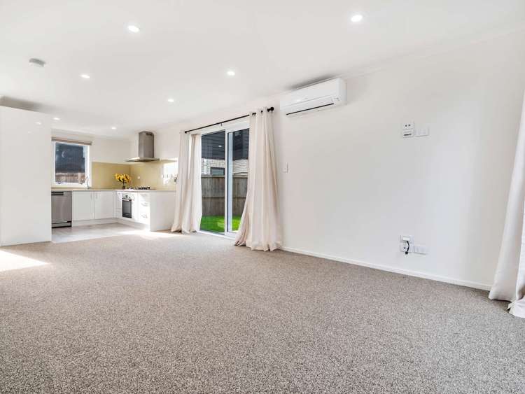 2/8 Mila Paige Close Glenview_6