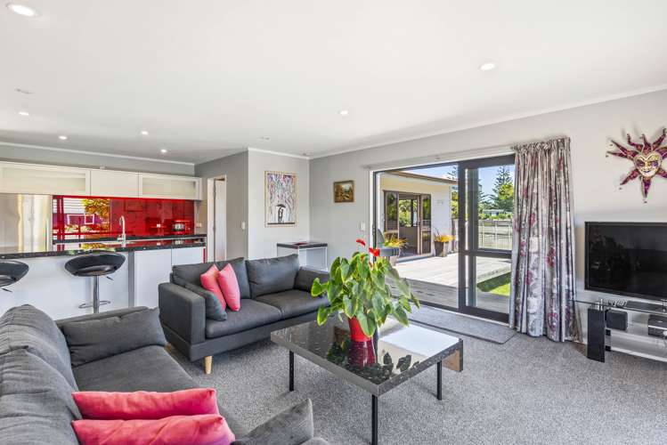 7 Adrian Grove Waikanae Beach_9