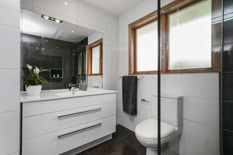 32 Woodward Avenue Mangere Bridge_11