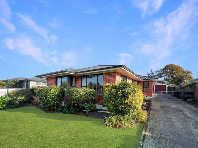 ASHBURTON - THREE BEDROOM HOME, LOGFIRE, HEATPUMP, GARAGING