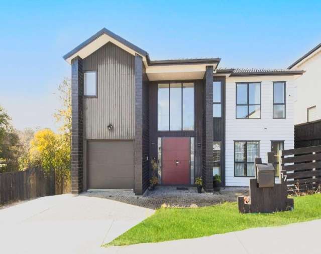 Spacious 6-Bedroom Home in Flat Bush with Privacy