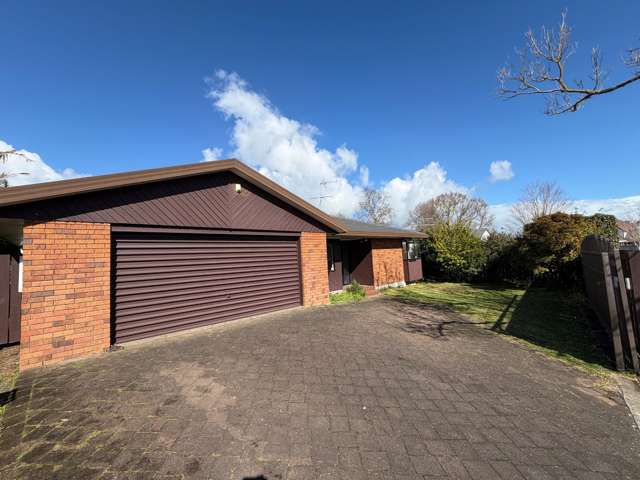 Spacious 4-Bedroom Home in Conifer Grove,Takanini