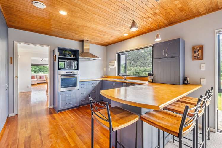 1276 Coast Road Wainuiomata_3