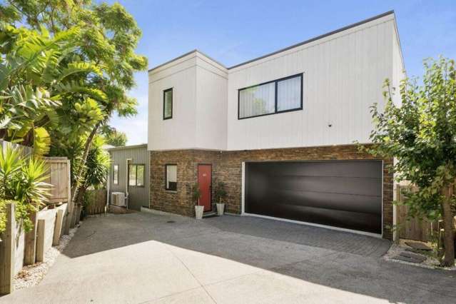 Stunning Premium Modern Family Living in Sunny...