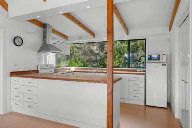 882 Sandspit Road_3