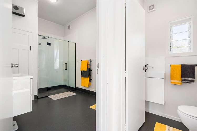 2 Raewyn Street Morningside_13