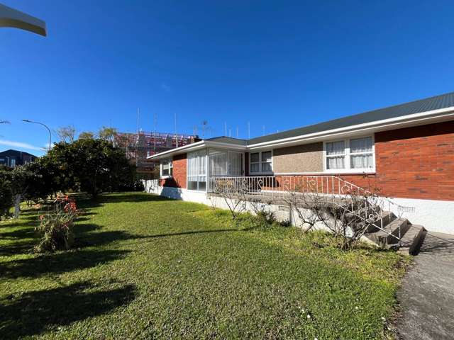 Family Home with Beautiful Garden in Pakuranga