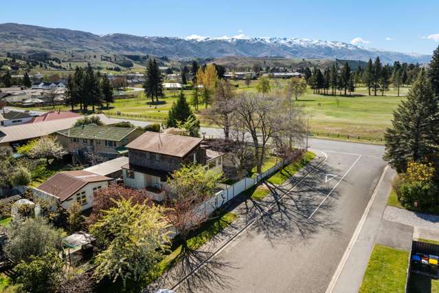 Unique Home, Golf Course and Mountain Views!