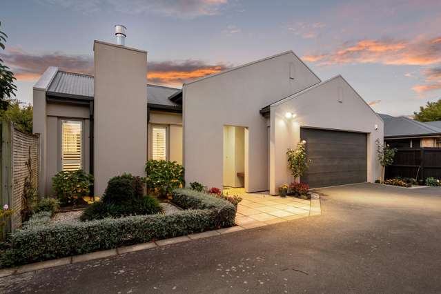 Sun-Soaked Living with Effortless Entertaining