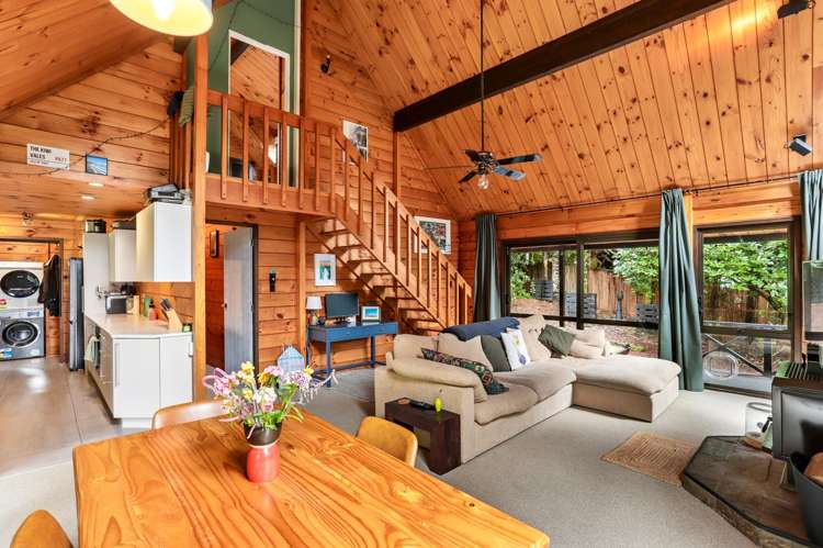 566 Scenic Drive Waiatarua_9