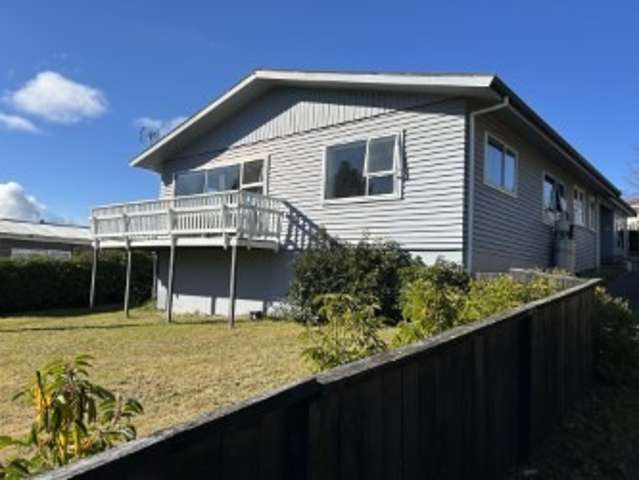 Sun-Soaked Living by the Golf Course – Comfort, Space & Location!