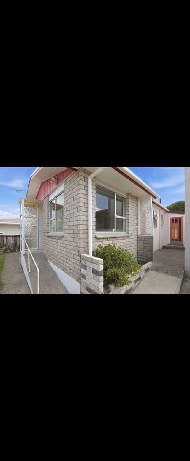 Next to Shops & 5 min drive to city centre