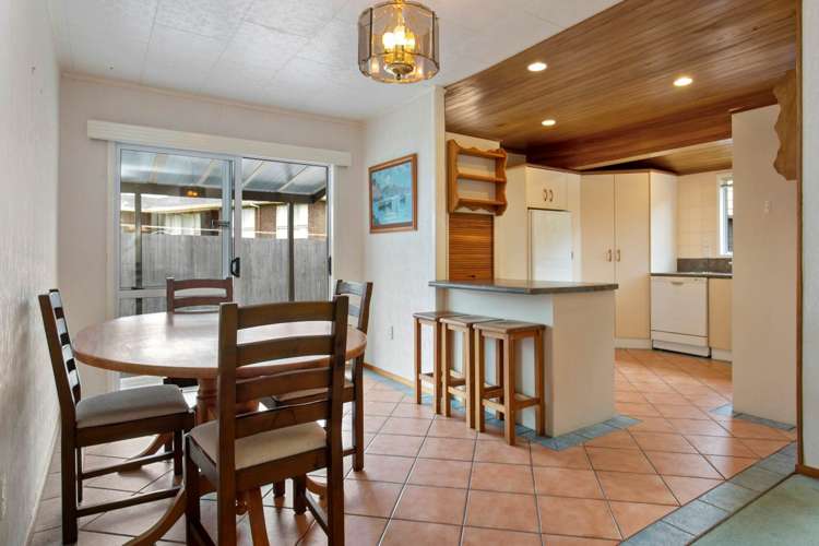 23 Hurstbourn Priors Goodwood Heights_20