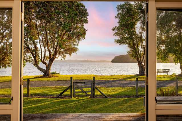 Pole Position... Beachfront Tawharanui Peninsula