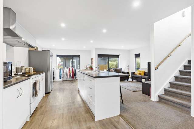 Convenient living on Tremaine!